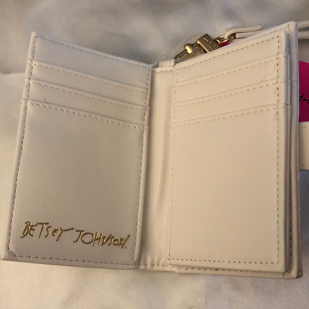 Betsey Johnson XOLEAH White Card Case Wallet Embossed Heart Pattern + Strap NWT - Picture 12 of 16